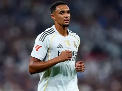 Sốc: Real Madrid KHÔNG ĐUỔI Alexander-Arnold, MU – Liverpool ‘đua’ ký sao trẻ