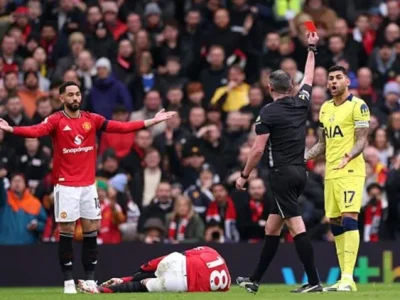 Cristian Romero ‘phá kỷ lục’ đáng xấu hổ: Vua thẻ đỏ Premier League sau pha vào bóng kinh hoàng với Casemiro