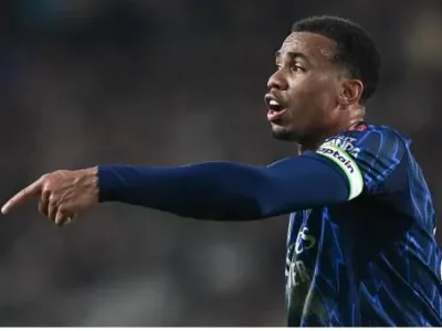 HLV Brentford ‘bùng nổ’ phẫn nộ: Gabriel Magalhaes đáng lẽ phải nhận thẻ đỏ, Arsenal may mắn trốn án?