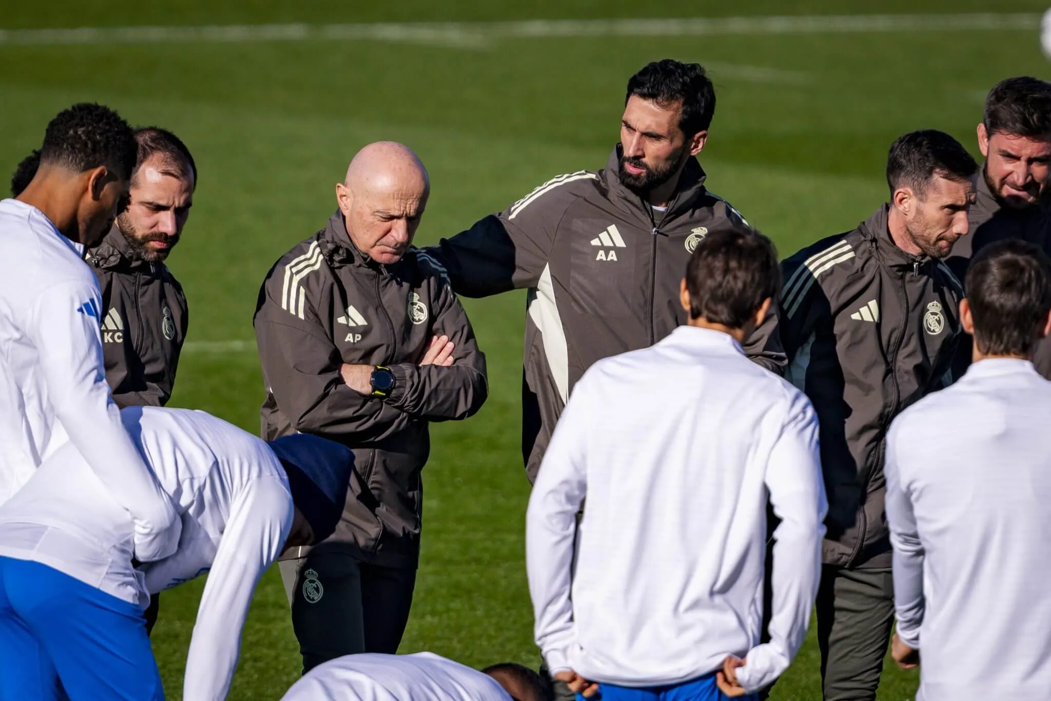 Vì sao các cầu thủ Real Madrid đeo mặt nạ khi tập luyện 2