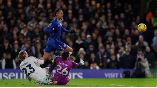 Joao Pedro len tieng sau khi Chelsea mat diem truoc Leeds.